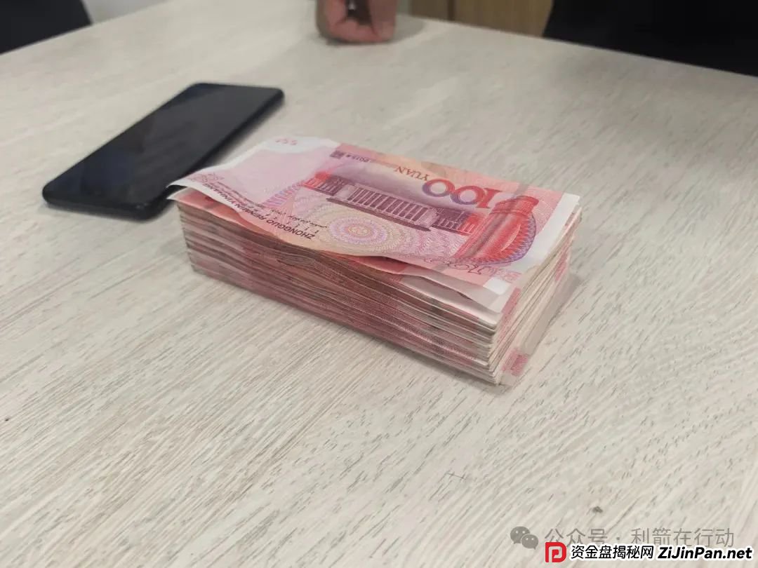 七旬大爷深陷“黄昏恋”执意买黄金,警民联手识破“甜蜜”骗局 七旬大爷深陷“黄昏恋”执意买黄金,警民联手识破“甜蜜”骗局